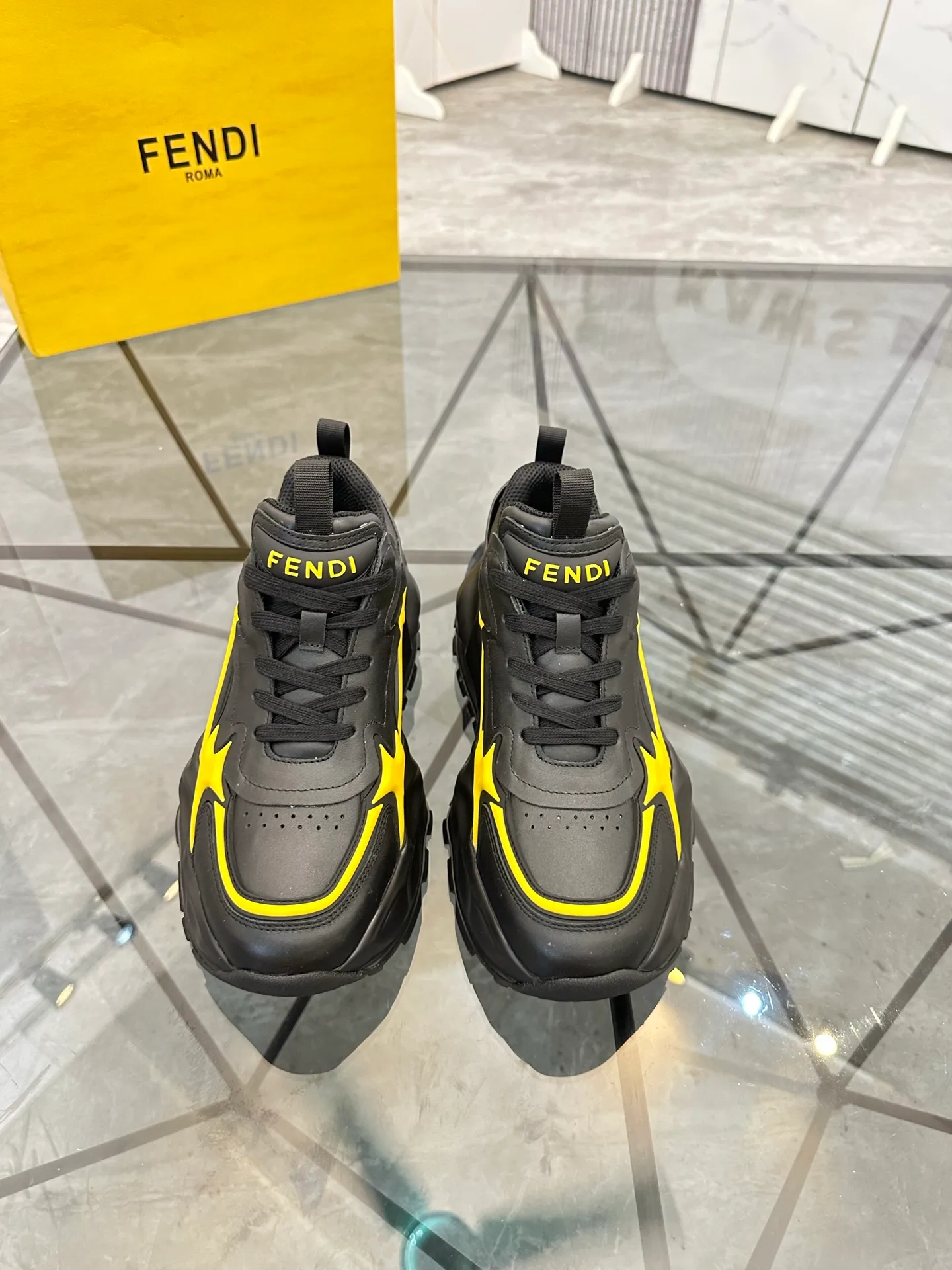 Men's shoes: 💰P580¥ Product trademark: Fendi* "Fendi*" low-top sports shoes Regular size: 39-44 (can be customized to 38.45.46) Product material: imported cowhide upper, breathable lining, original outsole. No.: 0008